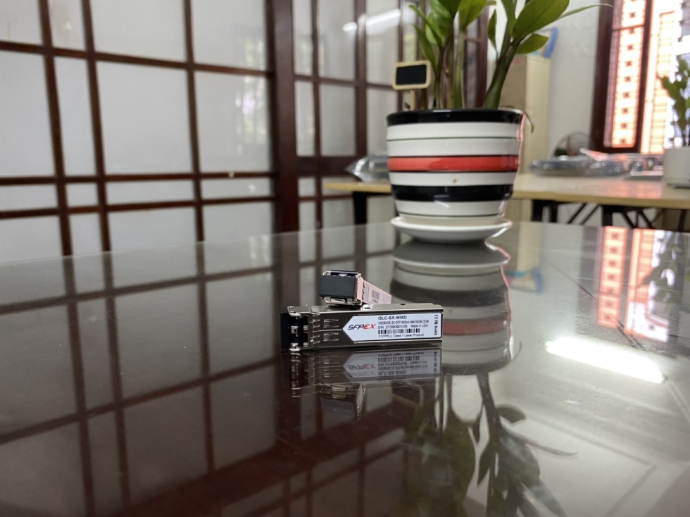 Cisco 1000BASE-SX SFP transceiver module for MMF, 850-nm wavelength, 550m, extended operating temperature range and DOM support, dual LC/PC connector